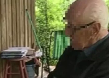 Nunca é tarde: idoso de 91 anos aprende a ler e escrever com ajuda da bisneta em SC