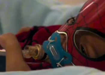 De 620 gramas à vitória: bebê que nasceu prematuro deixa hospital de Blumenau após oito meses de luta