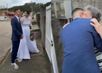 Noivos fazem parada surpresa e emocionam avós que não puderam ir ao casamento