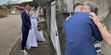 Noivos fazem parada surpresa e emocionam avós que não puderam ir ao casamento