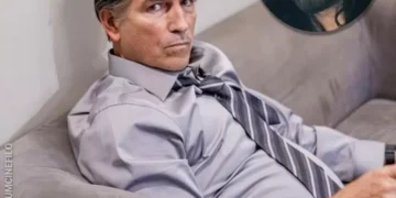 ‘Mito’ condenado em cena: veja a primeira foto de Jim Caviezel como Jair Bolsonaro em filme