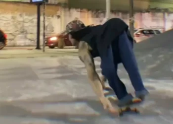 Skatista impressiona ao executar manobras usando apenas as mãos e inspira com história de superação