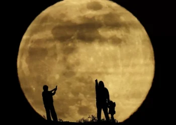 As imagens da última Superlua do ano que iluminou todo o mundo