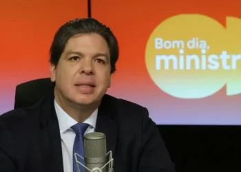 Governo anuncia internet em 100% das escolas públicas até fim de 2026 e acelera expansão do 5G no país