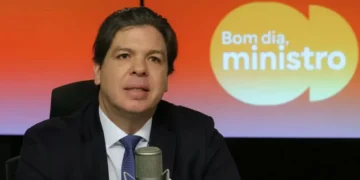 Governo anuncia internet em 100% das escolas públicas até fim de 2026 e acelera expansão do 5G no país