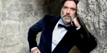 Rufus Wainwright revisita clássicos alemães em três línguas em novo disco