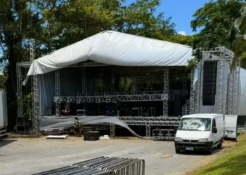 Estrutura para os grandes shows do Natal+ Encantado de Timbó chega na fase final de preparação