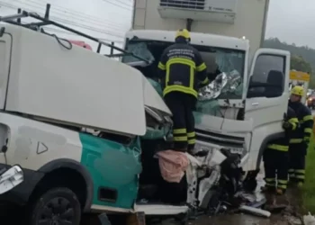 Caminhoneiro morre após ser atingido por escada durante colisão em rodovia de SC
