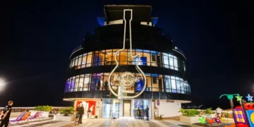 Hard Rock Cafe Itapema foi inaugurado no Píer Oporto como a primeira unidade da marca construída sobre o mar