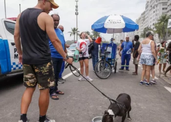 Cedae distribui água para hidratação no Rio