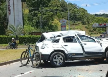 Carro despenca de viaduto da BR-470 em Blumenau e motorista sofre ferimento na cabeça