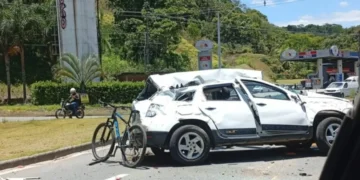 Carro despenca de viaduto da BR-470 em Blumenau e motorista sofre ferimento na cabeça