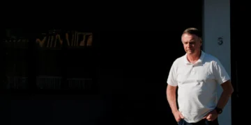 Médicos de Bolsonaro avaliam procedimento incomum para crise de soluço