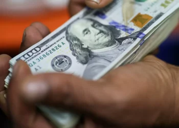 Dólar hoje sobe a R$5,44, por reação à candidatura de Flávio Bolsonaro