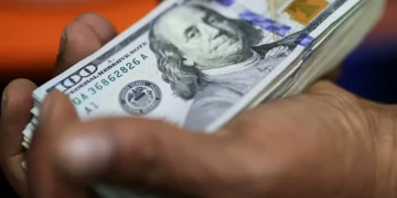 Dólar hoje sobe a R$5,44, por reação à candidatura de Flávio Bolsonaro