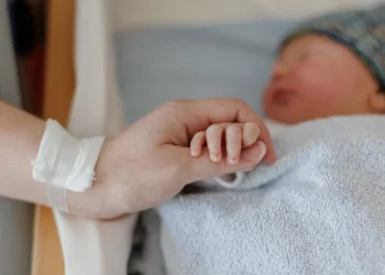 Estudo questiona fundamentos científicos da síndrome do bebé abanado