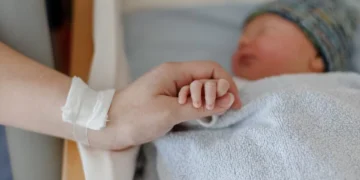 Estudo questiona fundamentos científicos da síndrome do bebé abanado