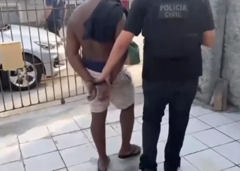 Homem é preso em SC por ajudar grupo que aplicava golpe com perfil falso do The Rock no TikTok