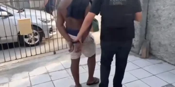 Homem é preso em SC por ajudar grupo que aplicava golpe com perfil falso do The Rock no TikTok