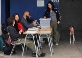 Chilenos vão às urnas em eleição presidencial que pode levar país à direita