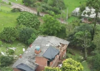 Tornado destelha escola e residências no Rio Grande do Sul
