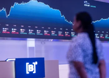Ibovespa fecha em queda com bancos e “utilities”; Petrobras e Vale atenuam perda