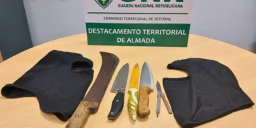 Vinte jovens identificados e cinco armas brancas apreendidas junto a escola na Charneca da Caparica