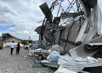 Cidade do Paraná é atingida por ventos fortes de até 180 km/h