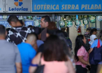 Lotéricas ficam cheias em dia de sorteio da Mega da Virada