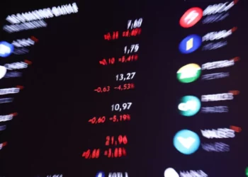 Ibovespa renova máximas, mas perde fôlego no final após testar 166 mil pontos