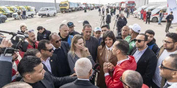 Angelina Jolie visita fronteira entre Egito e Gaza em missão humanitária