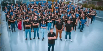 Empresa de SC surpreende e paga bônus equivalente a oito salários a cada funcionário