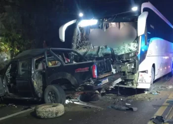 Batida violenta entre carro e ônibus deixa dois mortos e dez feridos leves na BR-470, em Ibirama
