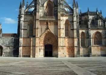 Câmara da Batalha revela que “várias localidades já têm eletricidade, rede móvel e água”, mas apela à ajuda de voluntários