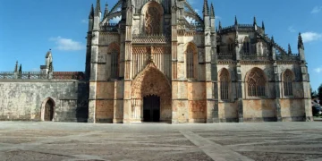 Câmara da Batalha revela que “várias localidades já têm eletricidade, rede móvel e água”, mas apela à ajuda de voluntários