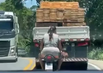 DE BOAS: garupa de motocicleta trafega sem capacete pela BR-470, entre Indaial e Blumenau