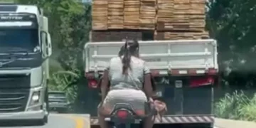 DE BOAS: garupa de motocicleta trafega sem capacete pela BR-470, entre Indaial e Blumenau