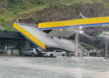 Cobertura de posto de combustíveis desaba durante forte chuva em Gaspar