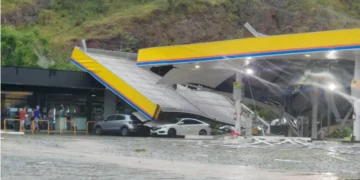 Cobertura de posto de combustíveis desaba durante forte chuva em Gaspar