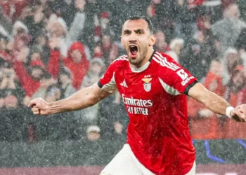 Aos 98 minutos, cabeçada de Trubin leva Benfica em frente na Champions League