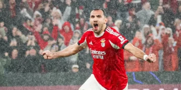 Aos 98 minutos, cabeçada de Trubin leva Benfica em frente na Champions League