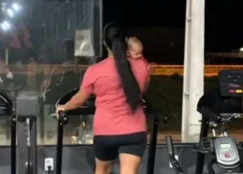 Sem rede de apoio, mãe leva bebê para a academia e vídeo chama atenção nas redes