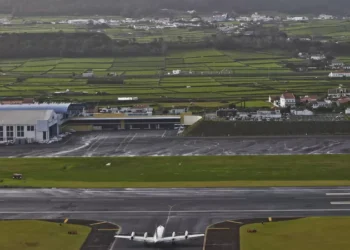 Lado a lado, Rangel não falou, mas Marcelo diz que Governo acompanha “com proximidade” uso da Base das Lajes