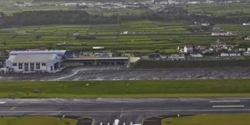 Lado a lado, Rangel não falou, mas Marcelo diz que Governo acompanha “com proximidade” uso da Base das Lajes