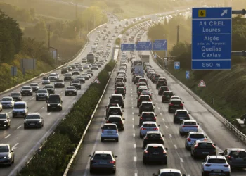 Deslizamento de terras corta duas vias na A5 no sentido Lisboa–Cascais
