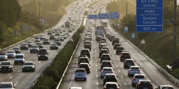 Deslizamento de terras corta duas vias na A5 no sentido Lisboa–Cascais