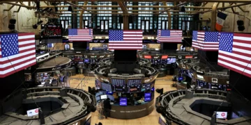 Wall Street cai com liquidação em tecnologia e cautela sobre impactos da IA