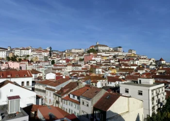 “Cheia centenária”, admite autarca de Coimbra. Já há pessoas a sair da baixa