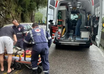 Motorista bêbado provoca interdição em serra de SC após colidir contra paredão de rochas