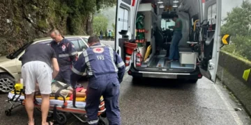 Motorista bêbado provoca interdição em serra de SC após colidir contra paredão de rochas